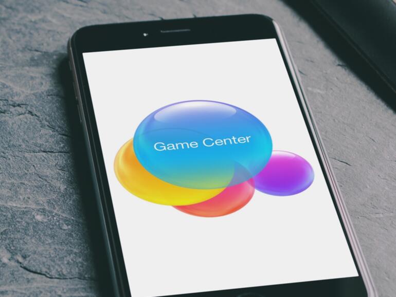 Montage: iPhone und Game Center Logo