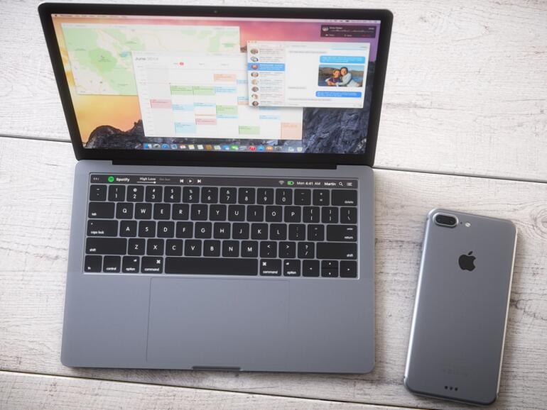 Konzeptgrafik: MacBook Pro 2016 neben iPhone 7