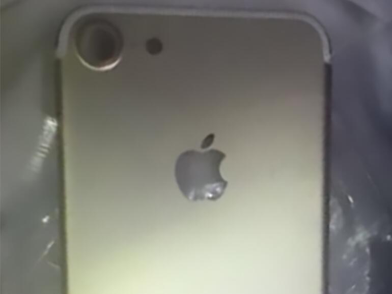 iPhone 7 mit großer Objektivaussparung.