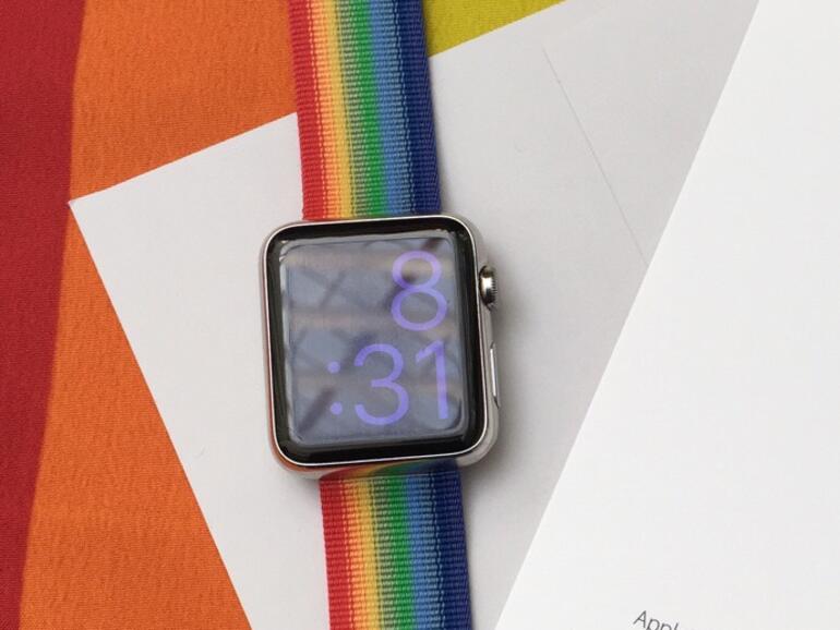 Apple Watch mit Regenbogen-Armband