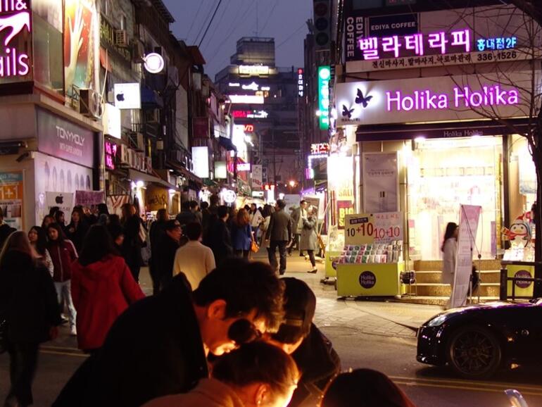 Partymeile im Hongdae-Distrik in Seoul, Südkorea, in dem Anti-iPhone-Zombie-Schilder aufgestellt werden.