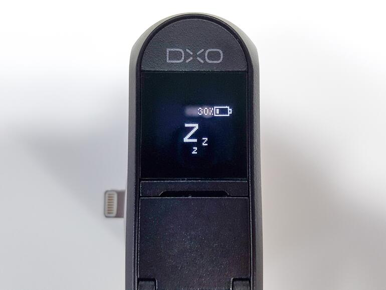 Das OLED-Display ist berührungsempfindlich, die Anwahl der Betriebsmodi erfolgt über Wischgesten. Sogar als simplifizierter Sucher dient der Mini-Bildschirm.