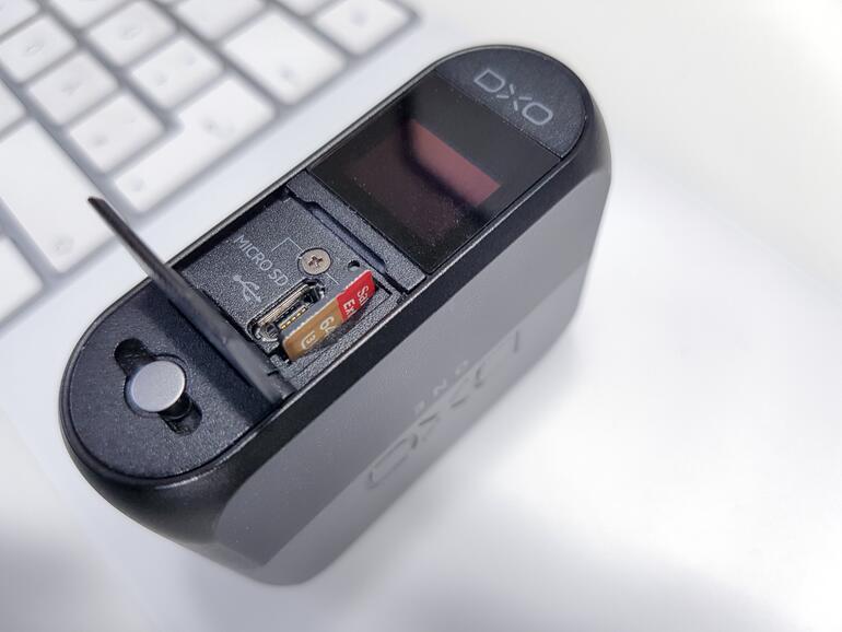 Hinter einer Klappe verstecken sich ein Mini-USB-Anschluss etwa zum Aufladen des Akkus und ein Slot für Micro-SD-Karten.