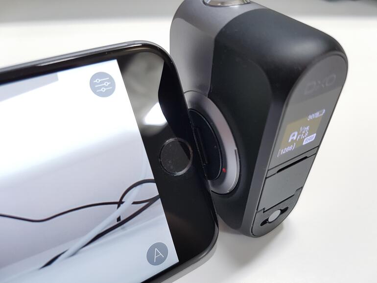 Kamera und iPhone lassen sich gegeneinander verdrehen.