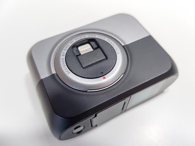 Der Lightning-Stecker lässt sich im Gehäuse versenken.