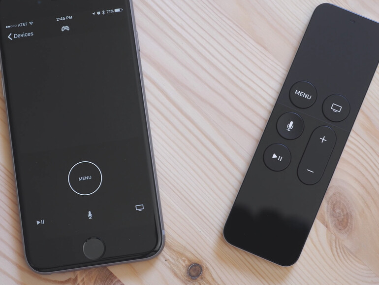 Remote App auf iPhone neben der Siri Remote für ATV 4G