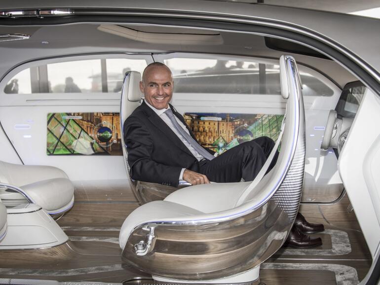 EU-Verkehrsminister- Konferenz 2016 Amsterdam, Niederlande, 16.04.2016: Gerald Klug, Verkehrsminister von Österreich sitzt im Forschungsfahrzeug F015.