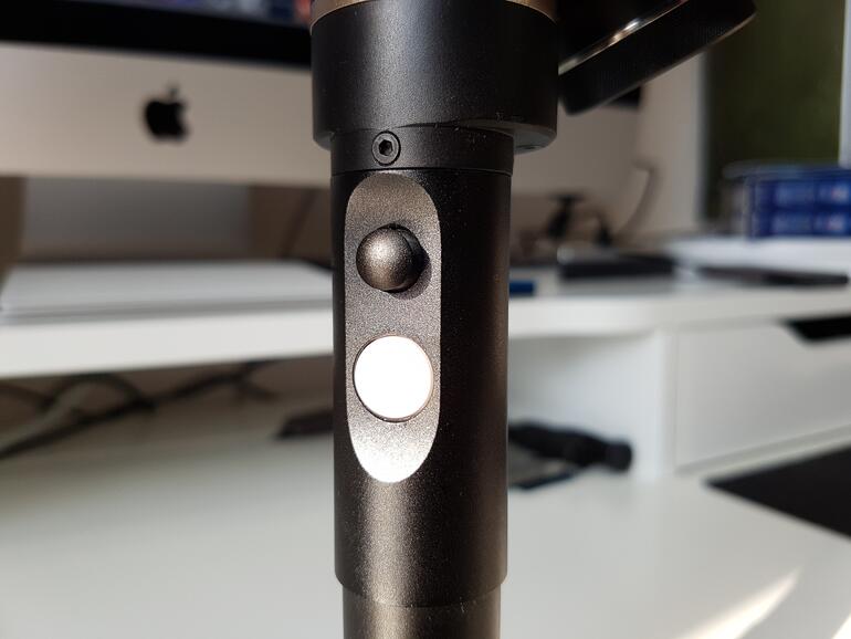 Je nach Modus lässt sich mit dem kleinen Joystick und etwas Feingefühl vertikal und horizontal schwenken.