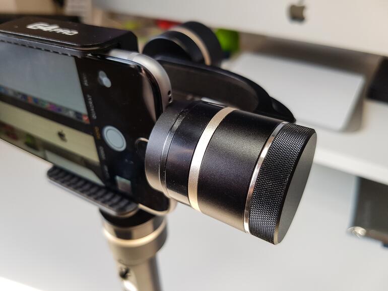 Das Gegengewicht (rechts im Bild) lässt sich austauschen, um das Gimbal für verschieden schwere Smartphone trimmen zu können.