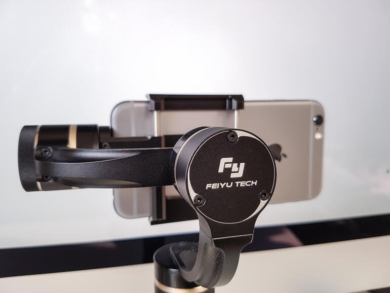 Neben aktuellen iPhone-Modellen passen auch ältere Modelle in die Halterung.