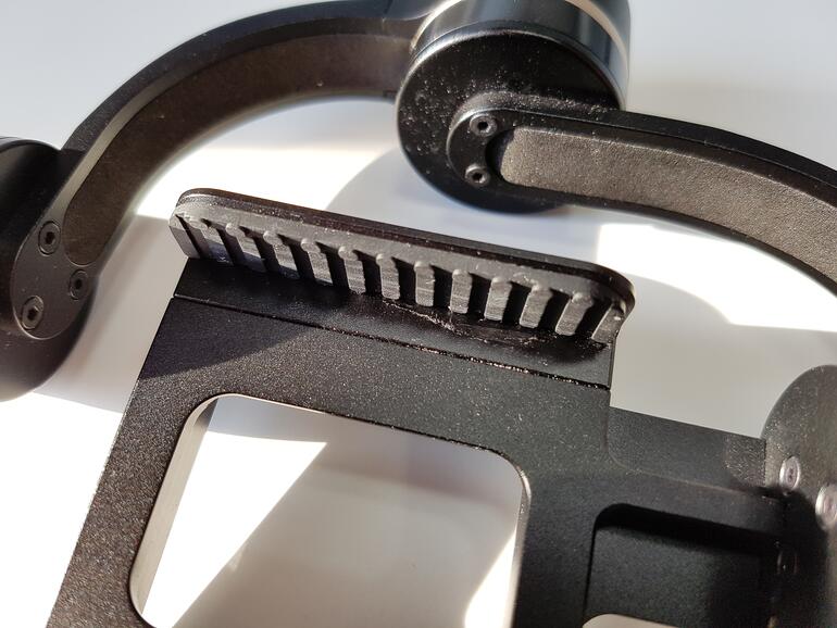 Kleine Macke im Detail: Die Auflagefläche ist nicht mit Gummi ausgekleidet, wer sein iPhone nicht besonders vorsichtig in die Halterung spannt, riskiert kleine Schrammen.