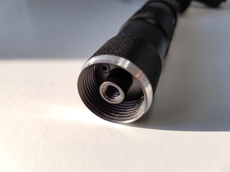 Der Haltegriff bietet zwei Gewinde, eines für Stative, eines für die Verlängerung des Griffs.