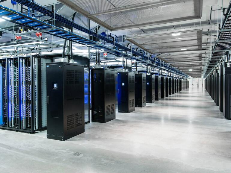 So aufgeräumt sieht es im Internet aus. Dieses Bild zeigt das neue Rechenzentrum von Facebook in Schweden. Dort kommen eigene Computer zum Einsatz.
