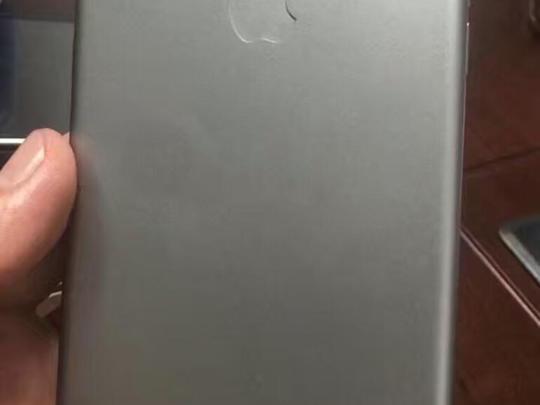 Am unteren Ende der Rückseite sitzen drei kleine, silberne Punkte