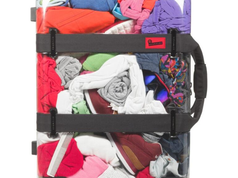 Durchsichtiger Vis-à-Vis-Koffer unordentlich gepackt.