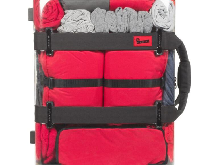 Durchsichtiger Vis-à-Vis-Koffer ordentlich gepackt.