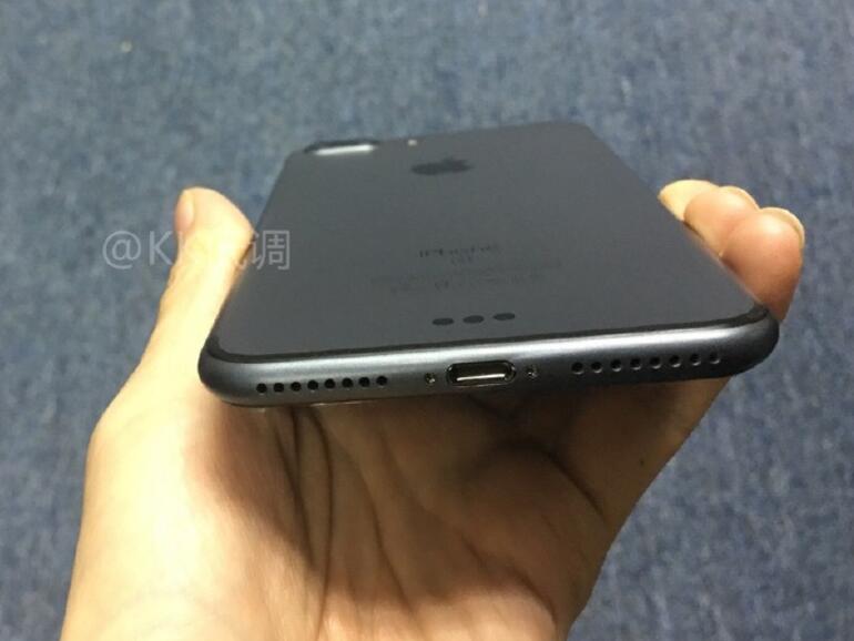 Angebliches iPhone 7 Plus in Spaceblack von unten