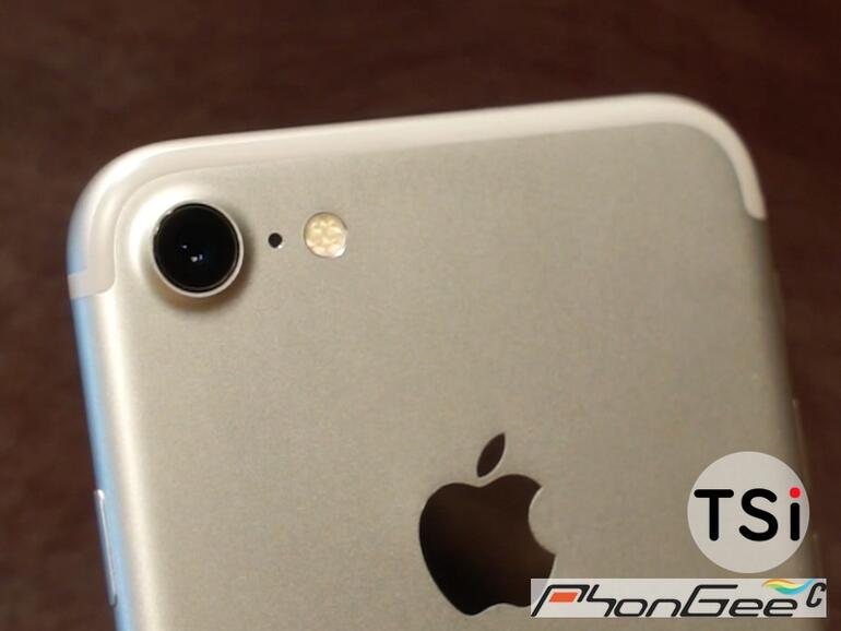 iPhone 7 in Gold - gut zu sehen: Das neue True Tone Blitzlicht