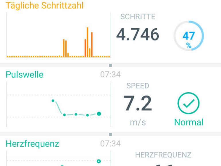 Links: Die „Health Mate“-App protokolliert die von der Body Cardio erhobenen Werte.
Mitte: Keine Pulswellengeschwindigkeit? Die „Health Mate“-App vorgeschlagenen Optimierungen helfen leider auch nicht immer weiter.
Rechts: Die Schmetterlingsdarstellung will das „Niveau des Wohlbefindens“ holis-tisch darstellen.