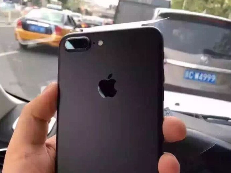 Vermeintliche Rückseite des iPhone 7 Plus in Schwarz vor Verkaufsstart ausgepackt