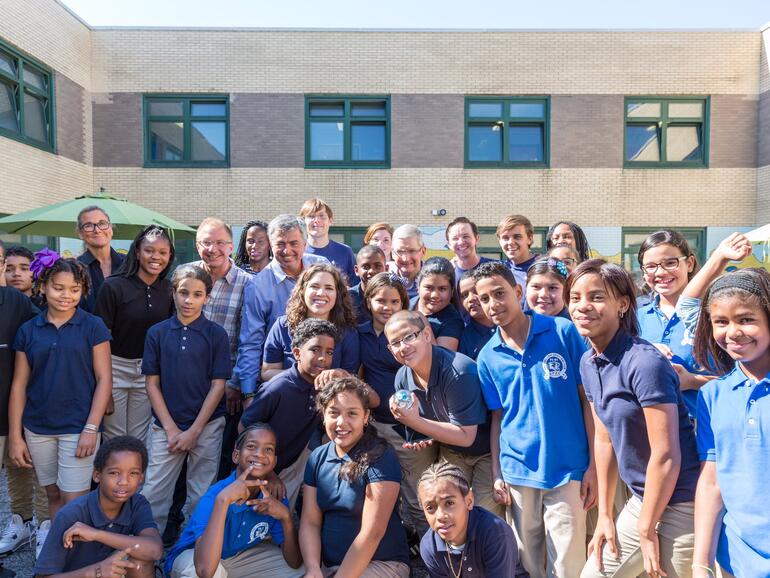 Tim Cook, Angela Ahrendts, Eddy Cue und Greg Joswiak besuchen eine Schule in New York