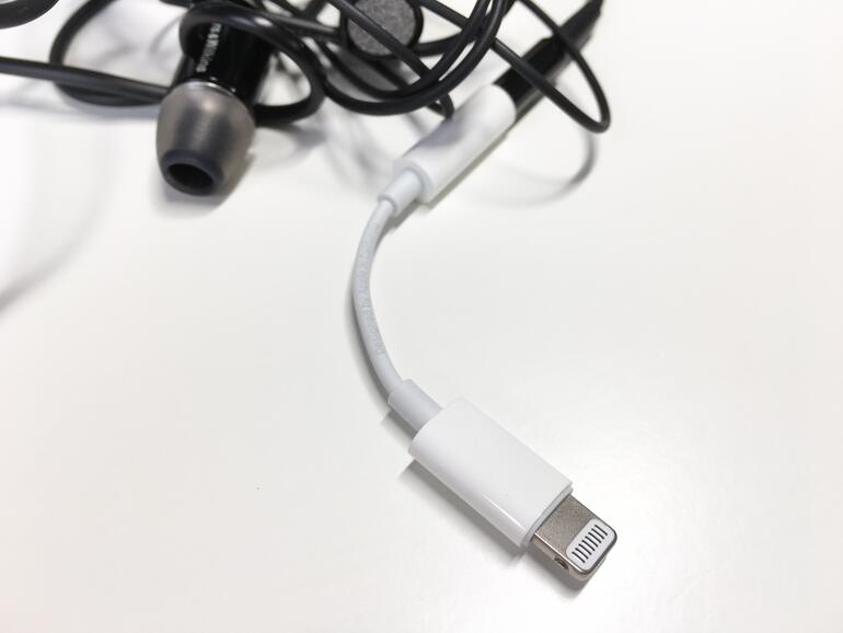 Weniger dran, mehr drin: Im Lieferumfang befindet sich ein Adapter, um herkömmliche Kopfhörer an der Lightning-Buchse verwenden zu können.