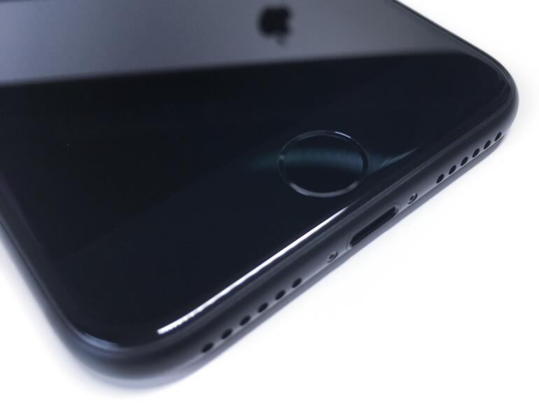 Der Home-Button arbeitet kapazitiv und nicht länger mechanisch, der von der Taptic Engine erzeugte „Klick“ ist etwas gewöhnungsbedürftig.