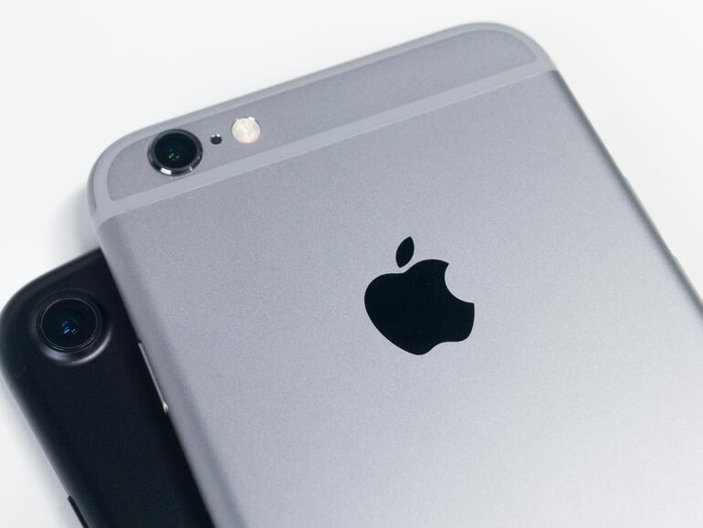 Das iPhone 7 (unten) versucht seinen „Kamerabuckel“ gar nicht erst zu verstecken und trägt diesen mit Stolz.