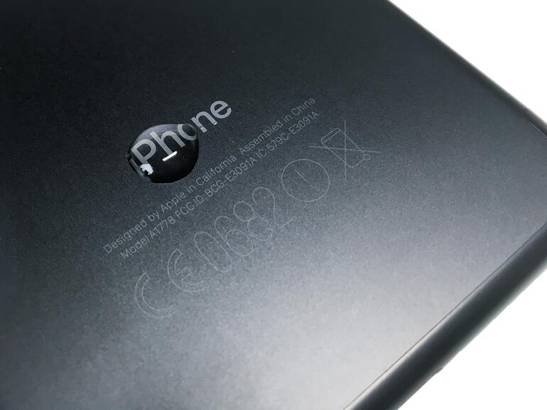 Beim iPhone 6 und 6s galten die Antennenbänder aus Plastik als Designschnitzer, beim iPhone 7 fallen diese dank veränderter Position weniger ins Auge. Zudem ist das neue iPhone  
gegen Spritzwasser geschützt und staubdicht.