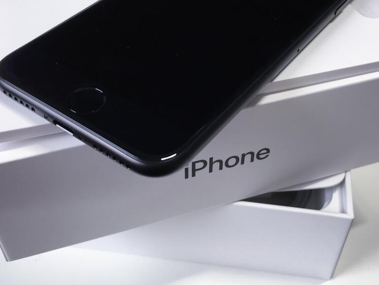 iPhone 7 auf seiner Verpackung