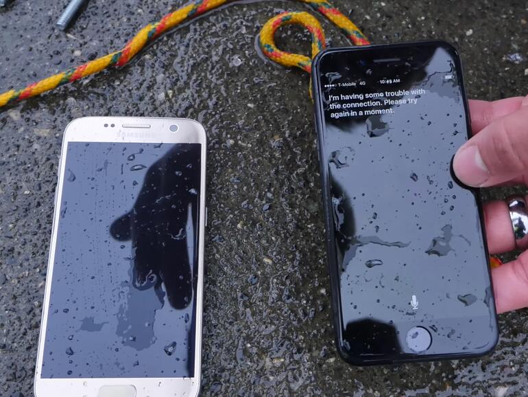 iPhone 7 und Samsung Galaxy S7 unter Wasser