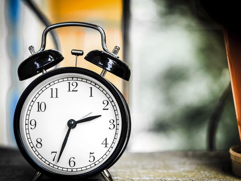 Mit Uhrzeit und Datum kennt Siri sich aus