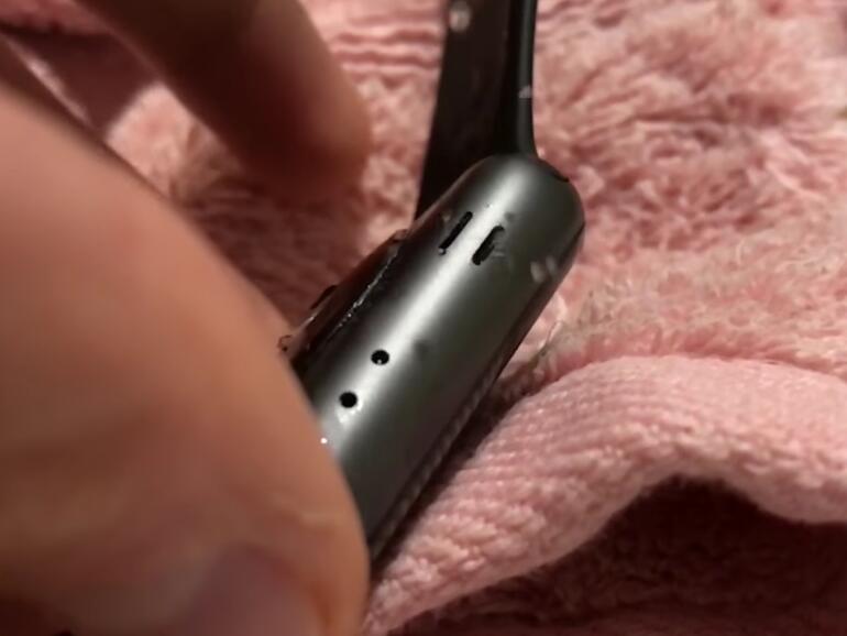 Wasser spritzt aus der Apple Watch Series 2