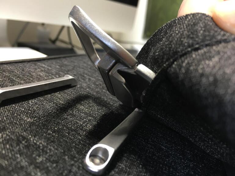 Die Schließe arbeitet magnetisch und rastet je nach Füllstand des Everyday Messenger Bags in einer von vier Positionen ein