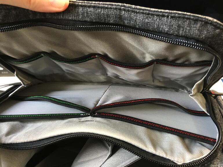 Cleveres Detail: Die Einsteckfächer in der Front sind farbig abgenäht, etwas zum Sortieren voller beziehungsweise leerer Akkus und Speichermedien