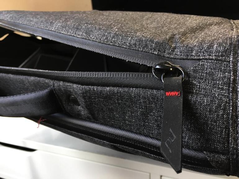 Über einen Reißverschluss lässt sich auch bei ansonsten geschlossener Tasche eine Kamera oder ähnliches greifen