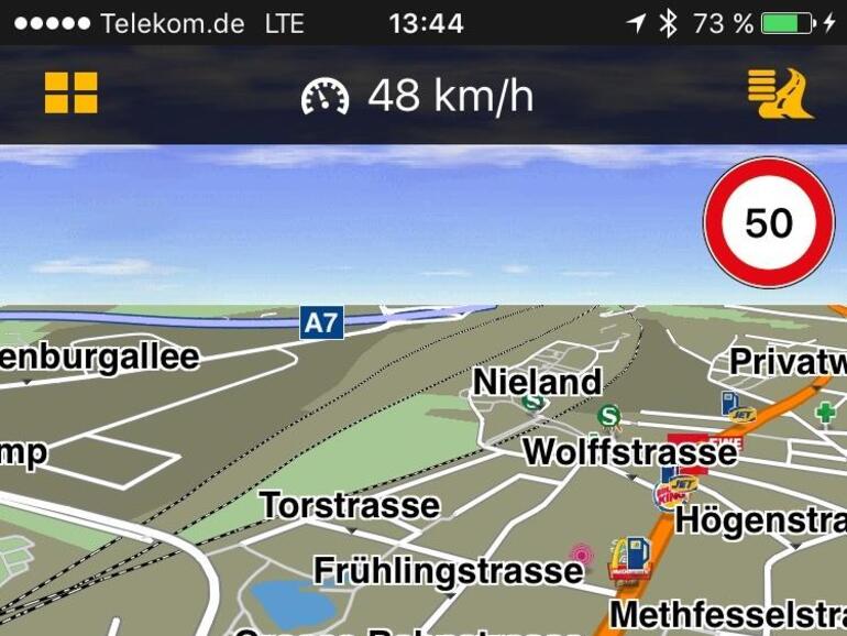 Die Navigon-Apps kennen viele Sonderziele. Während der Fahrt bewährt sich der Fahrspurassistent in Innenstädten und auf Autobahnen.