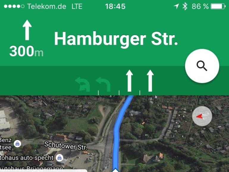 Google Maps kann Kartenausschnitte für die Offline-Nutzung laden und bietet auch einen Fahrspurassistenten.