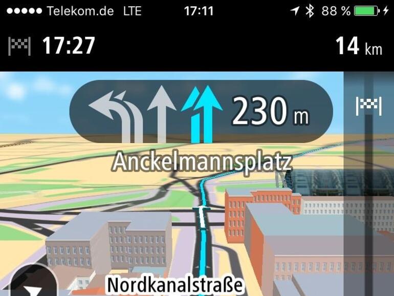Tomtom bietet eine gelungene Bildschirmdarstellung, die nicht ganz so leer wirkt wie bei der Konkurrenz. Praktisch ist der Fahrspurassistent.