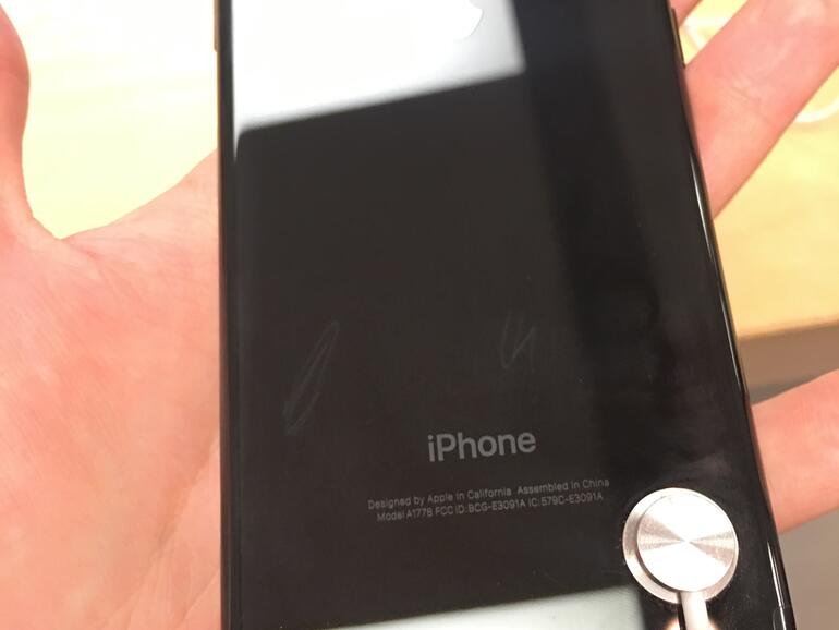 iPhone 7 in Diamantschwarz in Auslage eines Apple Store