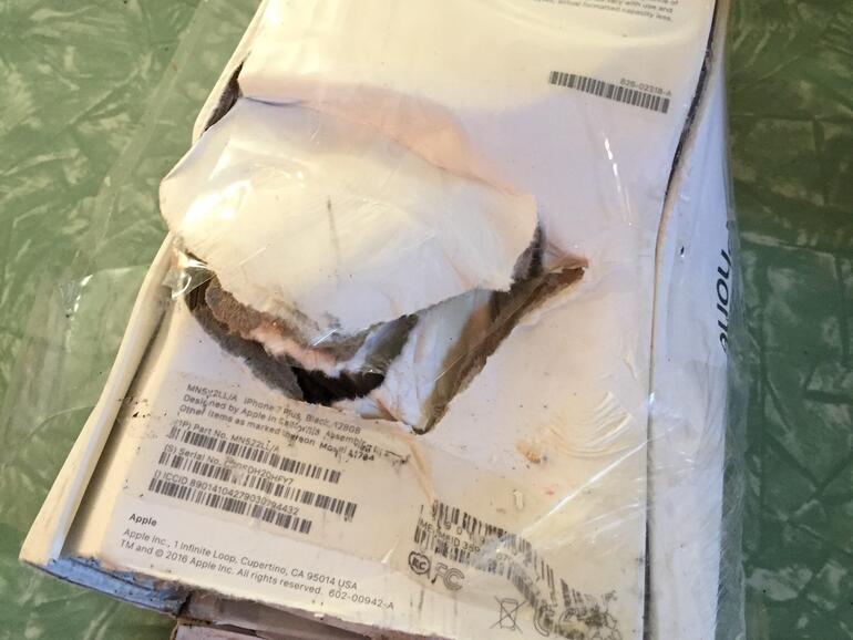 Die Verpackung ist hinten beschädigt