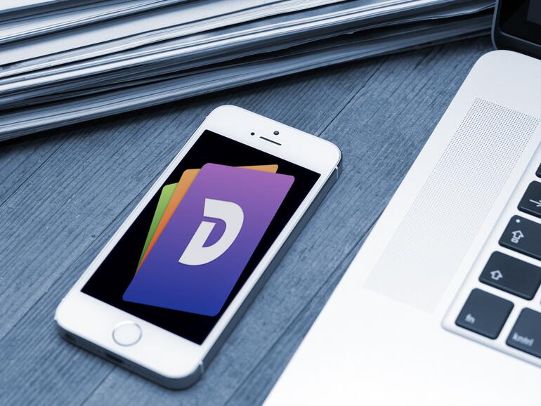 Montage: Dash-Logo auf iPhone