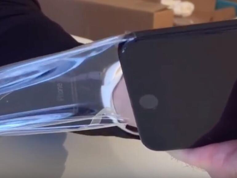 Schutzfolie entfernt Beschriftung des iPhone 7 in Diamantschwarz