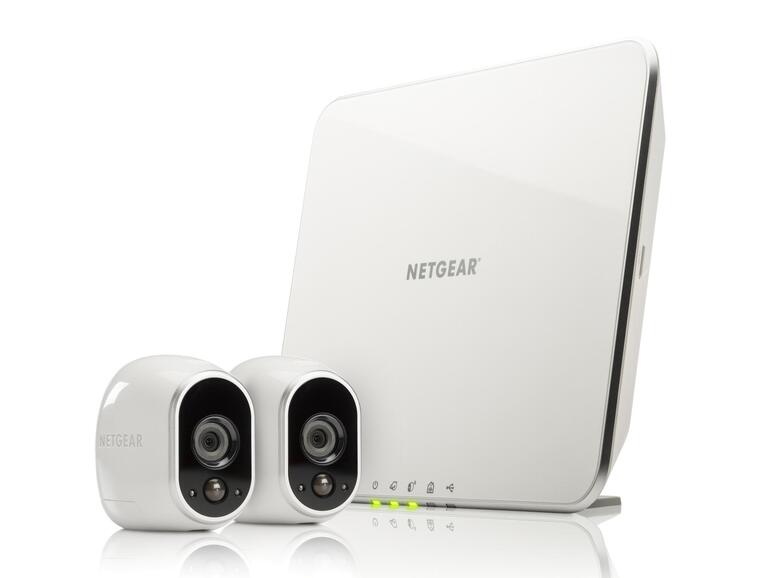 Besser… Das Sicherheitssystem Arlo von Netgear kostet 370 Euro und kommt mit zwei wasserfesten Kameras mit bis zu sechs Monaten Akkulaufzeit.