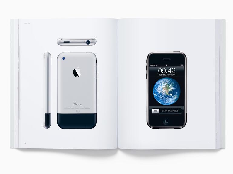 Blick ins Buch, hier wird das iPhone der ersten Generation gezeigt