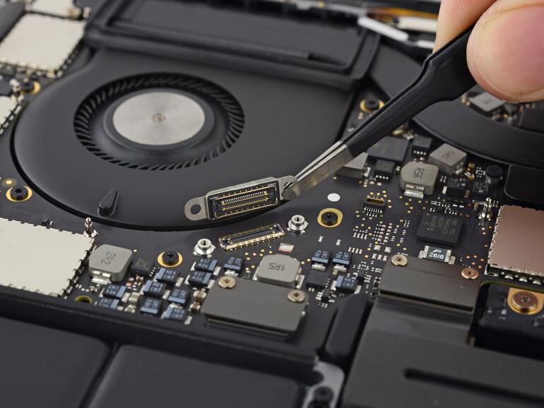 MacBook Pro 13 Zoll mit Touch Bar: Teile vom Mainboard