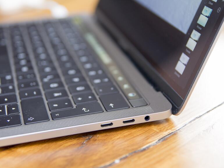 An jeder Seite bietet das neue MacBook Pro zwei USB-C-Buchsen.