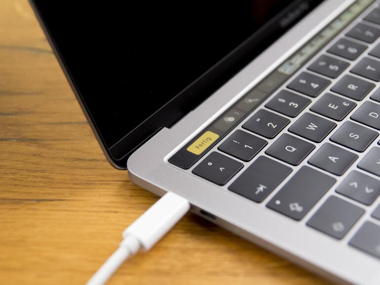 Der geniale MagSafe-Anschluss musste weichen, auch die Stromversorgung erfolgt ab sofort via USB-C.