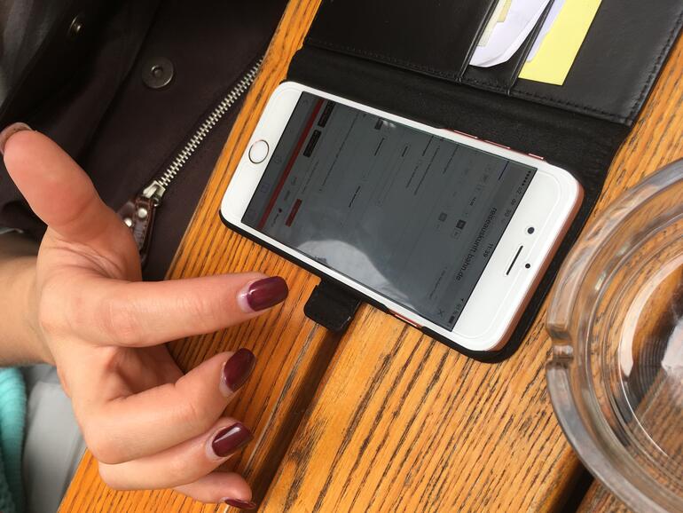 iPhone 6s auf Biertisch