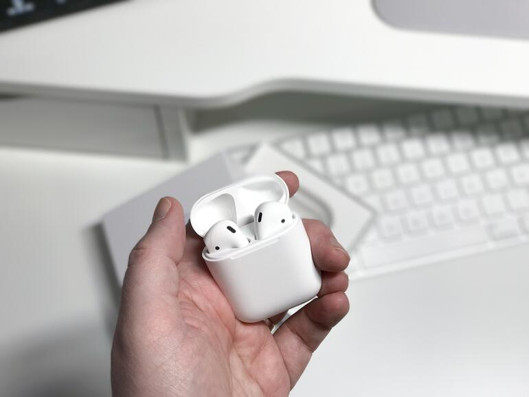 Die Stecker werden magnetisch im Case gehalten, ein herausfallen auch kopfüber gehalten ist nahezu ausgeschlossen